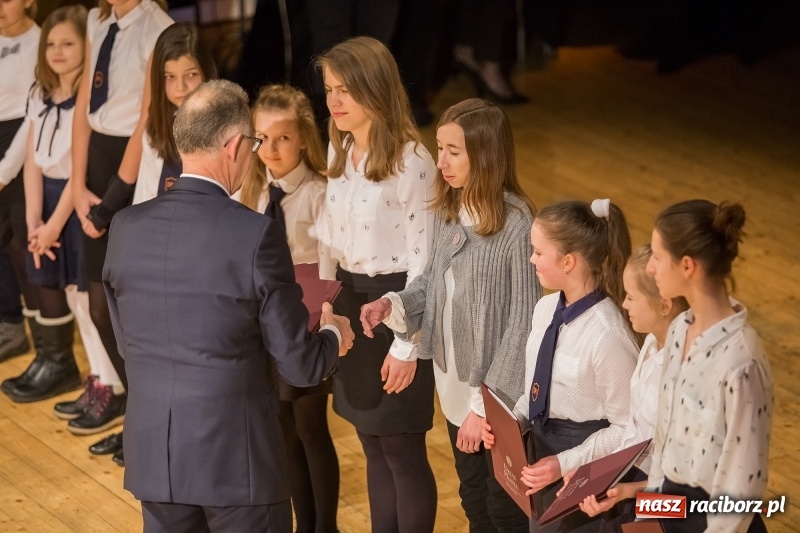 Zdjęcie w galerii na portalu naszraciborz.pl: Prezydent wręczył uczniom raciborskich szkół stypendia za wyniki w nauce  wiadomości z regionu