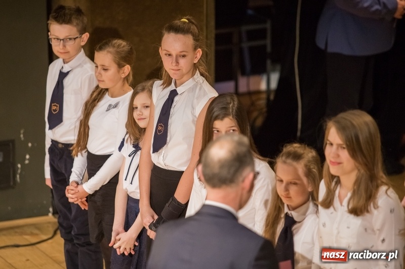 Zdjęcie w galerii na portalu naszraciborz.pl: Prezydent wręczył uczniom raciborskich szkół stypendia za wyniki w nauce  wiadomości z regionu