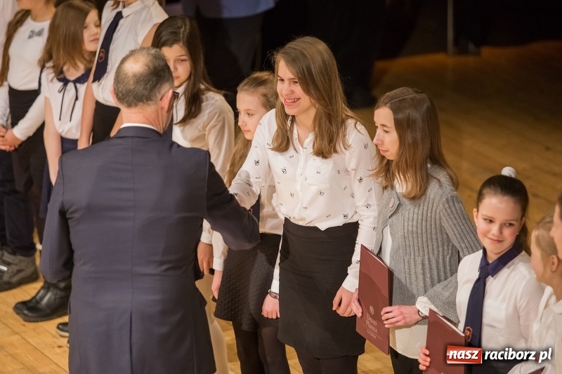 Zdjęcie w galerii na portalu naszraciborz.pl: Prezydent wręczył uczniom raciborskich szkół stypendia za wyniki w nauce  wiadomości z regionu
