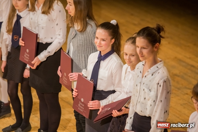 Zdjęcie w galerii na portalu naszraciborz.pl: Prezydent wręczył uczniom raciborskich szkół stypendia za wyniki w nauce  wiadomości z regionu