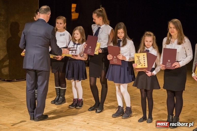 Zdjęcie w galerii na portalu naszraciborz.pl: Prezydent wręczył uczniom raciborskich szkół stypendia za wyniki w nauce  wiadomości z regionu