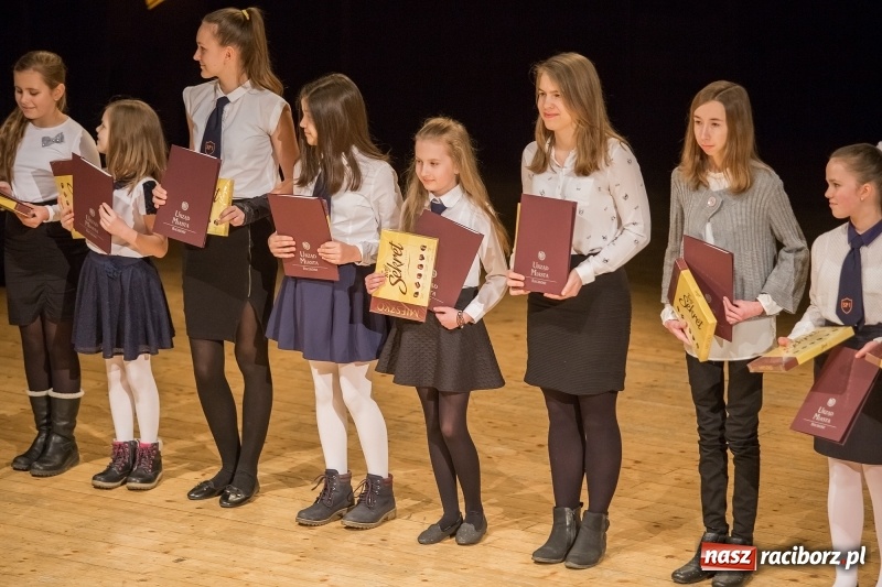 Zdjęcie w galerii na portalu naszraciborz.pl: Prezydent wręczył uczniom raciborskich szkół stypendia za wyniki w nauce  wiadomości z regionu