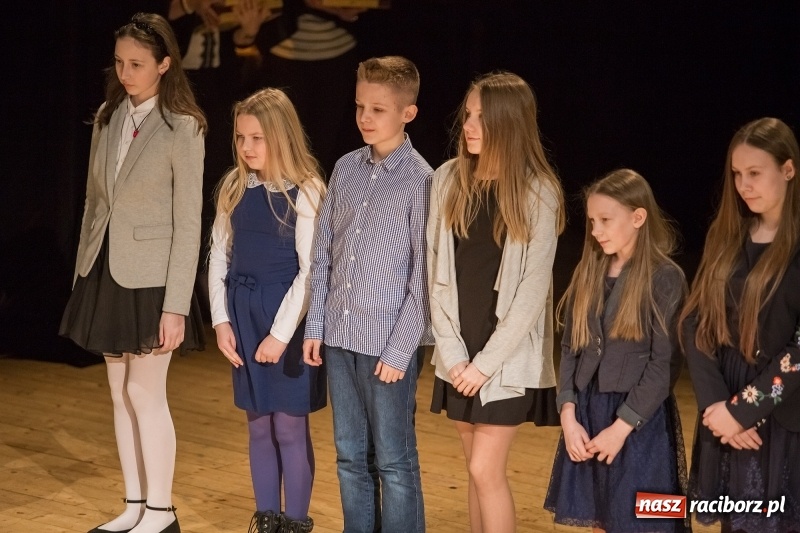 Zdjęcie w galerii na portalu naszraciborz.pl: Prezydent wręczył uczniom raciborskich szkół stypendia za wyniki w nauce  wiadomości z regionu