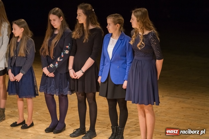 Zdjęcie w galerii na portalu naszraciborz.pl: Prezydent wręczył uczniom raciborskich szkół stypendia za wyniki w nauce  wiadomości z regionu