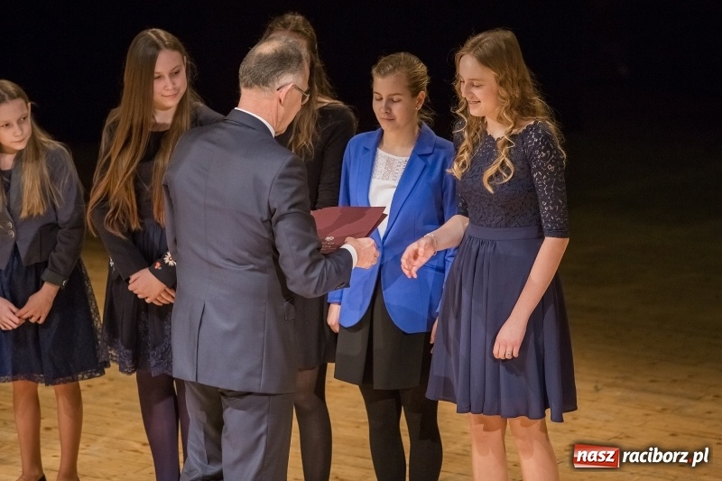 Zdjęcie w galerii na portalu naszraciborz.pl: Prezydent wręczył uczniom raciborskich szkół stypendia za wyniki w nauce  wiadomości z regionu