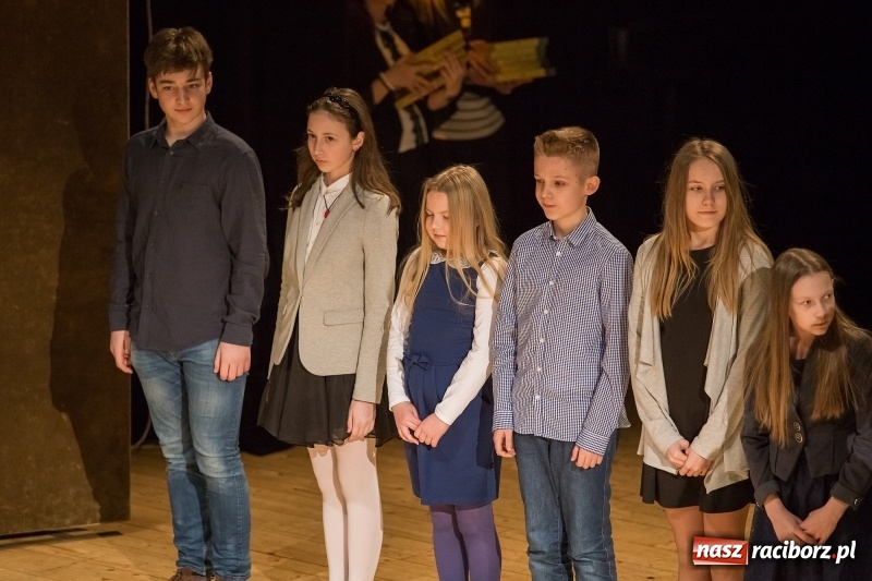 Zdjęcie w galerii na portalu naszraciborz.pl: Prezydent wręczył uczniom raciborskich szkół stypendia za wyniki w nauce  wiadomości z regionu