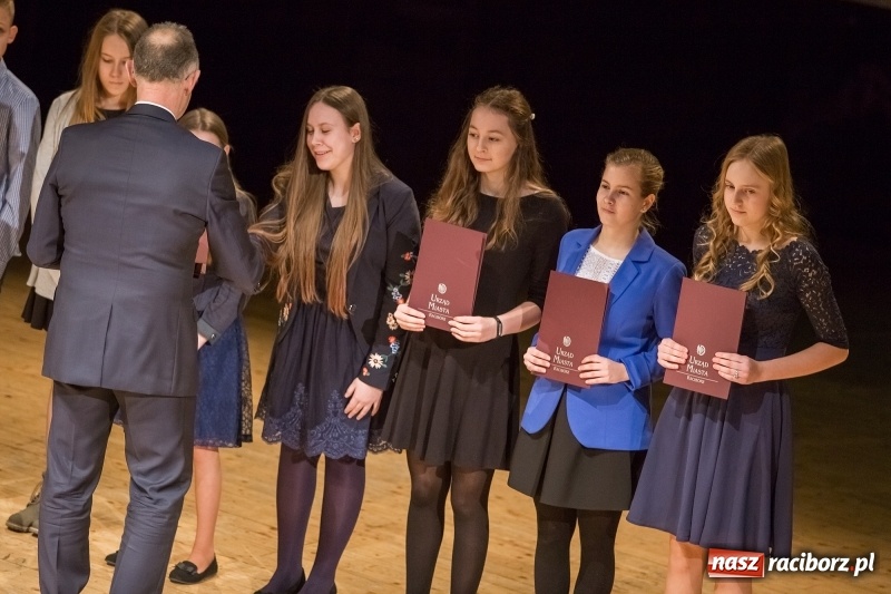 Zdjęcie w galerii na portalu naszraciborz.pl: Prezydent wręczył uczniom raciborskich szkół stypendia za wyniki w nauce  wiadomości z regionu