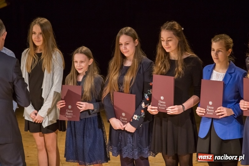 Zdjęcie w galerii na portalu naszraciborz.pl: Prezydent wręczył uczniom raciborskich szkół stypendia za wyniki w nauce  wiadomości z regionu