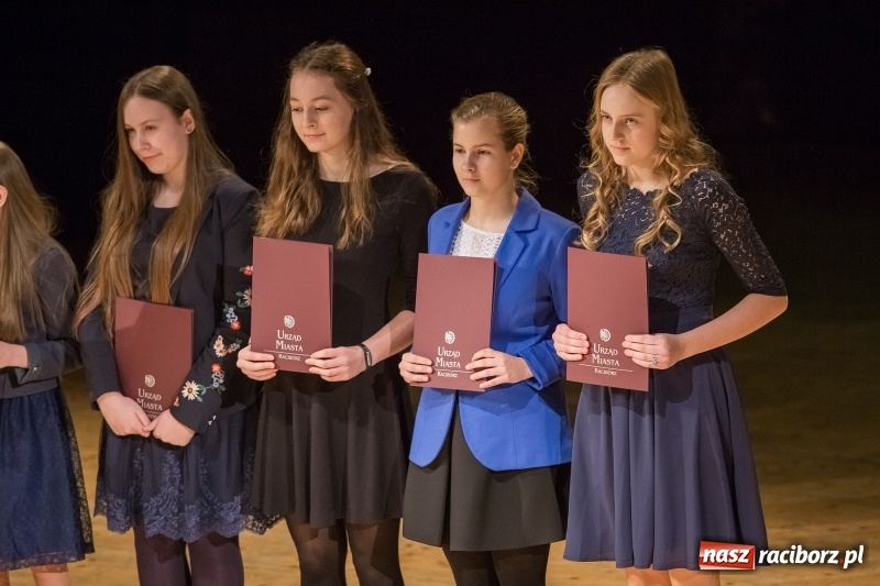Zdjęcie w galerii na portalu naszraciborz.pl: Prezydent wręczył uczniom raciborskich szkół stypendia za wyniki w nauce  wiadomości z regionu