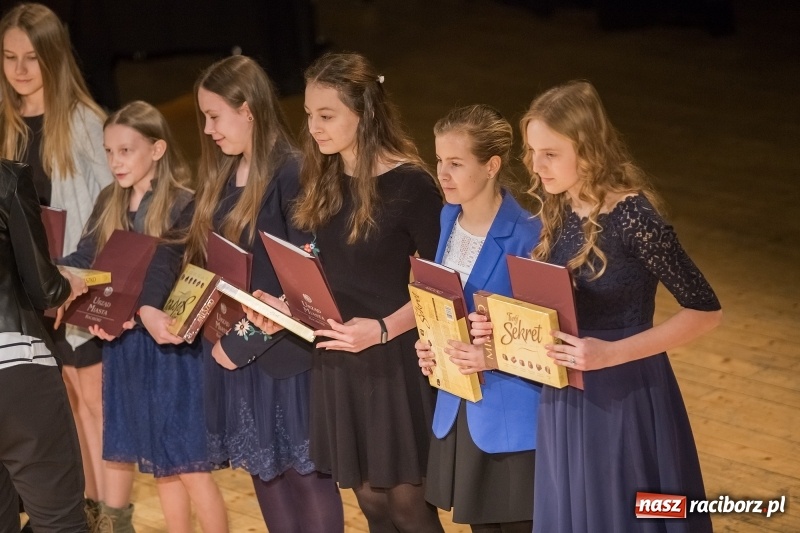 Zdjęcie w galerii na portalu naszraciborz.pl: Prezydent wręczył uczniom raciborskich szkół stypendia za wyniki w nauce  wiadomości z regionu