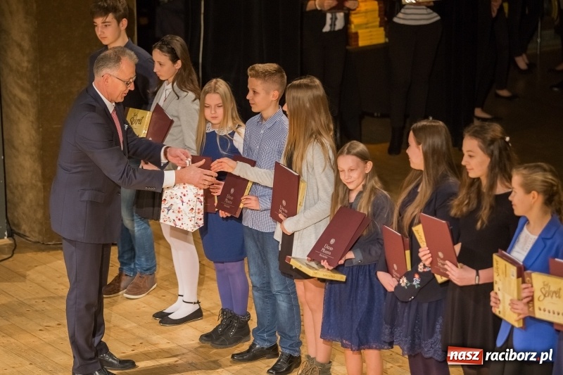 Zdjęcie w galerii na portalu naszraciborz.pl: Prezydent wręczył uczniom raciborskich szkół stypendia za wyniki w nauce  wiadomości z regionu