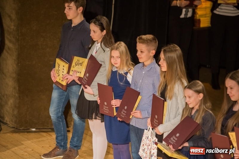 Zdjęcie w galerii na portalu naszraciborz.pl: Prezydent wręczył uczniom raciborskich szkół stypendia za wyniki w nauce  wiadomości z regionu