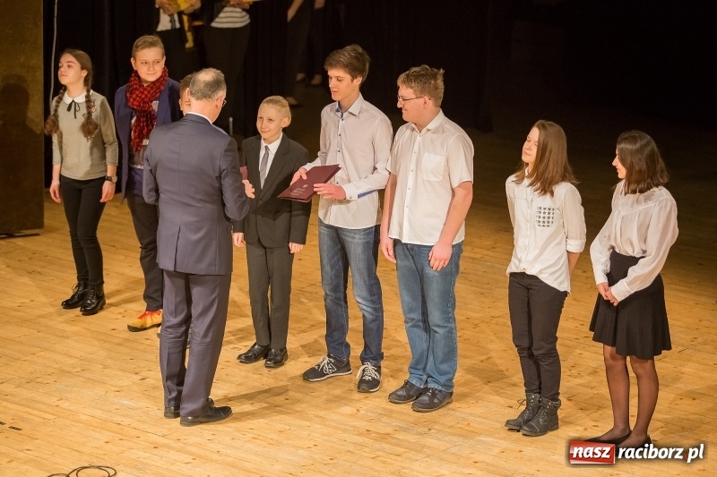 Zdjęcie w galerii na portalu naszraciborz.pl: Prezydent wręczył uczniom raciborskich szkół stypendia za wyniki w nauce  wiadomości z regionu