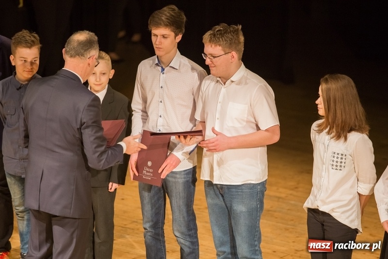 Zdjęcie w galerii na portalu naszraciborz.pl: Prezydent wręczył uczniom raciborskich szkół stypendia za wyniki w nauce  wiadomości z regionu