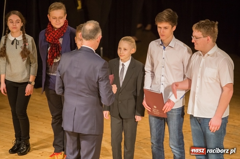 Zdjęcie w galerii na portalu naszraciborz.pl: Prezydent wręczył uczniom raciborskich szkół stypendia za wyniki w nauce  wiadomości z regionu