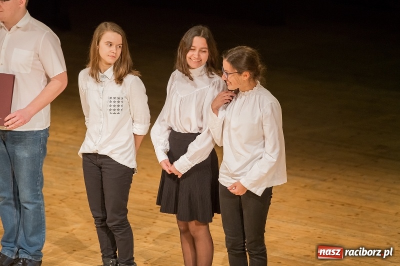 Zdjęcie w galerii na portalu naszraciborz.pl: Prezydent wręczył uczniom raciborskich szkół stypendia za wyniki w nauce  wiadomości z regionu