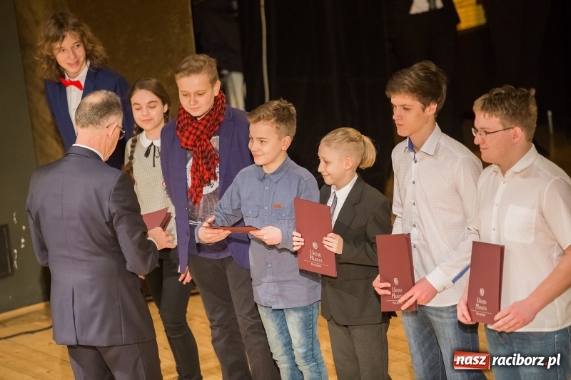 Zdjęcie w galerii na portalu naszraciborz.pl: Prezydent wręczył uczniom raciborskich szkół stypendia za wyniki w nauce  wiadomości z regionu