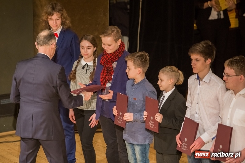 Zdjęcie w galerii na portalu naszraciborz.pl: Prezydent wręczył uczniom raciborskich szkół stypendia za wyniki w nauce  wiadomości z regionu