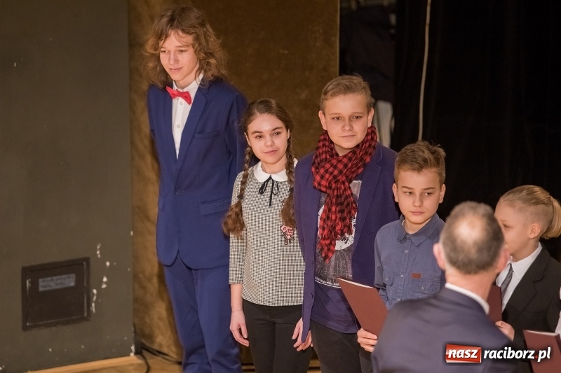 Zdjęcie w galerii na portalu naszraciborz.pl: Prezydent wręczył uczniom raciborskich szkół stypendia za wyniki w nauce  wiadomości z regionu