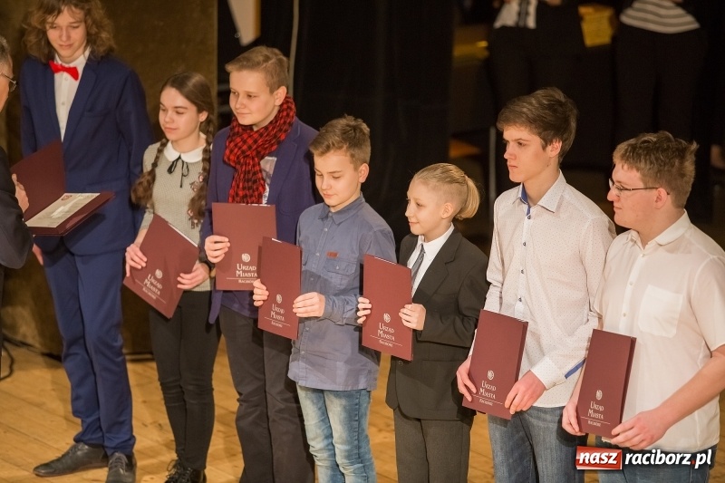 Zdjęcie w galerii na portalu naszraciborz.pl: Prezydent wręczył uczniom raciborskich szkół stypendia za wyniki w nauce  wiadomości z regionu