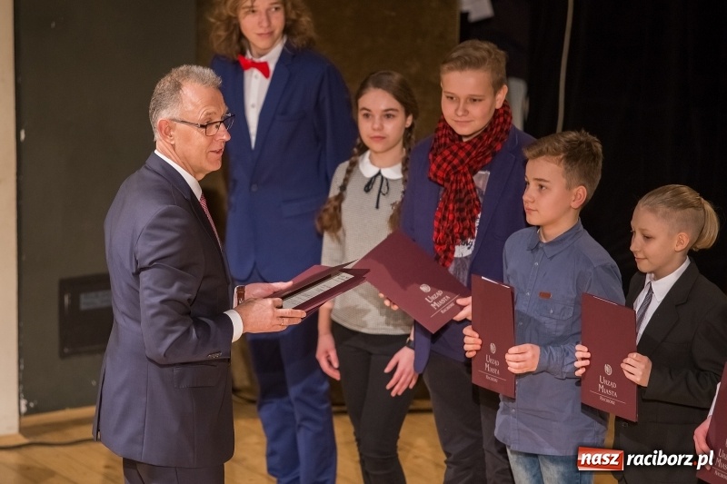 Zdjęcie w galerii na portalu naszraciborz.pl: Prezydent wręczył uczniom raciborskich szkół stypendia za wyniki w nauce  wiadomości z regionu