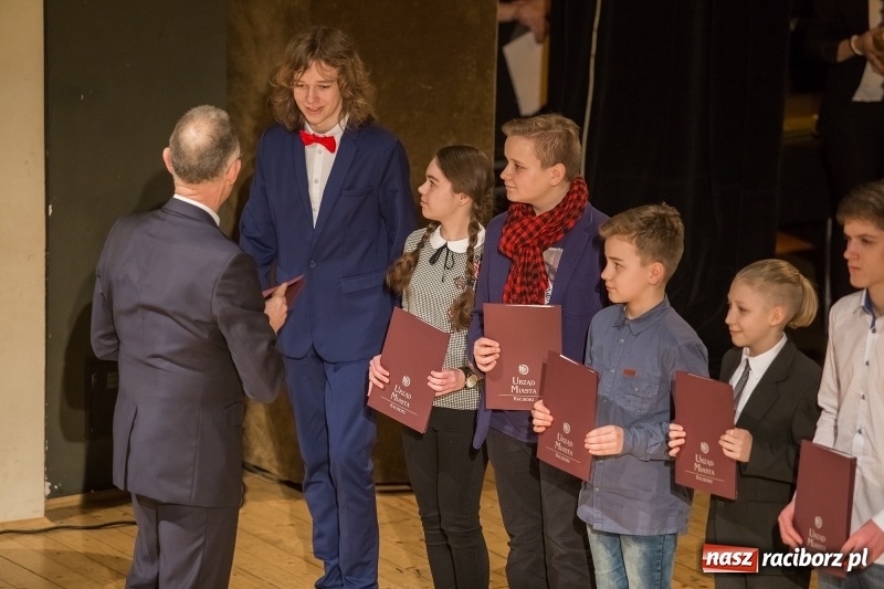 Zdjęcie w galerii na portalu naszraciborz.pl: Prezydent wręczył uczniom raciborskich szkół stypendia za wyniki w nauce  wiadomości z regionu