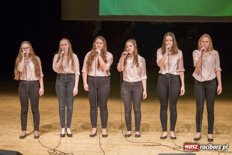 Zdjęcie w galerii na portalu naszraciborz.pl: Prezydent wręczył uczniom raciborskich szkół stypendia za wyniki w nauce  wiadomości z regionu