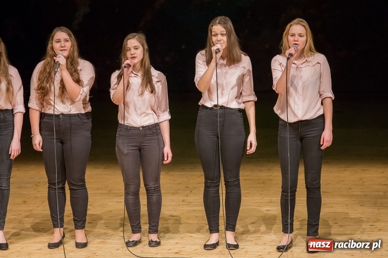 Zdjęcie w galerii na portalu naszraciborz.pl: Prezydent wręczył uczniom raciborskich szkół stypendia za wyniki w nauce  wiadomości z regionu