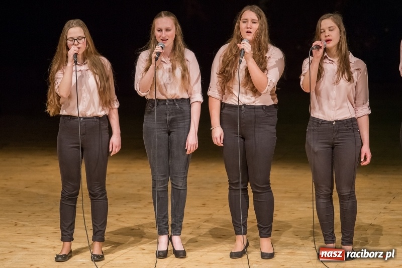 Zdjęcie w galerii na portalu naszraciborz.pl: Prezydent wręczył uczniom raciborskich szkół stypendia za wyniki w nauce  wiadomości z regionu