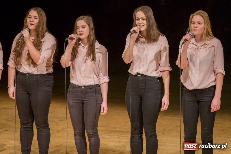 Zdjęcie w galerii na portalu naszraciborz.pl: Prezydent wręczył uczniom raciborskich szkół stypendia za wyniki w nauce  wiadomości z regionu