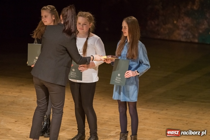 Zdjęcie w galerii na portalu naszraciborz.pl: Prezydent wręczył uczniom raciborskich szkół stypendia za wyniki w nauce  wiadomości z regionu