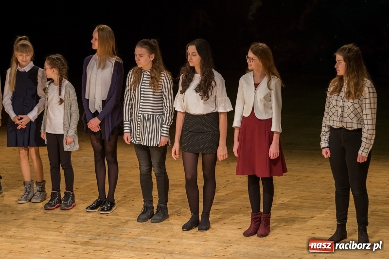 Zdjęcie w galerii na portalu naszraciborz.pl: Prezydent wręczył uczniom raciborskich szkół stypendia za wyniki w nauce  wiadomości z regionu