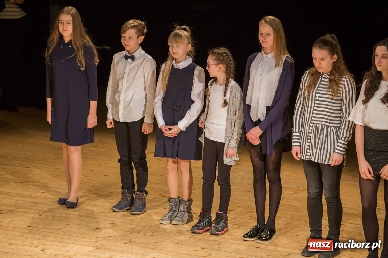 Zdjęcie w galerii na portalu naszraciborz.pl: Prezydent wręczył uczniom raciborskich szkół stypendia za wyniki w nauce  wiadomości z regionu