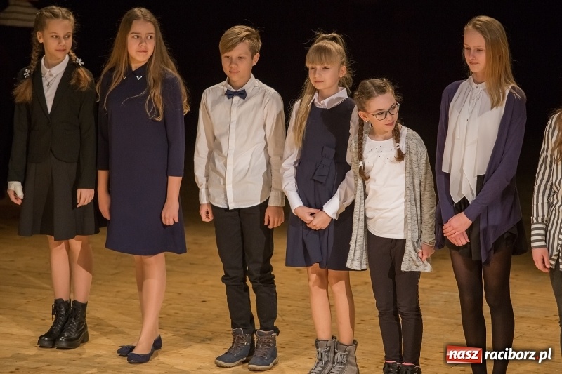 Zdjęcie w galerii na portalu naszraciborz.pl: Prezydent wręczył uczniom raciborskich szkół stypendia za wyniki w nauce  wiadomości z regionu