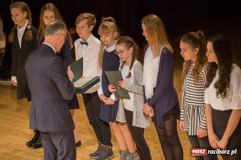 Zdjęcie w galerii na portalu naszraciborz.pl: Prezydent wręczył uczniom raciborskich szkół stypendia za wyniki w nauce  wiadomości z regionu