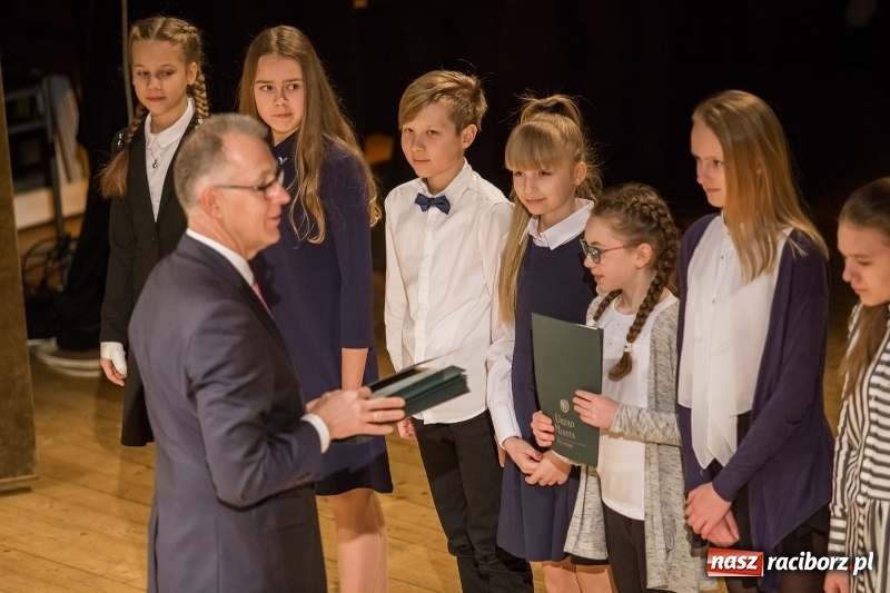 Zdjęcie w galerii na portalu naszraciborz.pl: Prezydent wręczył uczniom raciborskich szkół stypendia za wyniki w nauce  wiadomości z regionu