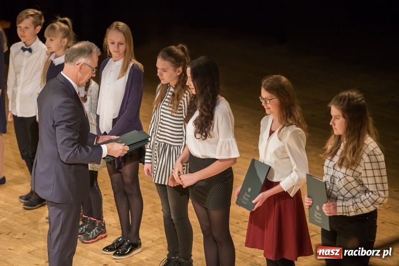 Zdjęcie w galerii na portalu naszraciborz.pl: Prezydent wręczył uczniom raciborskich szkół stypendia za wyniki w nauce  wiadomości z regionu