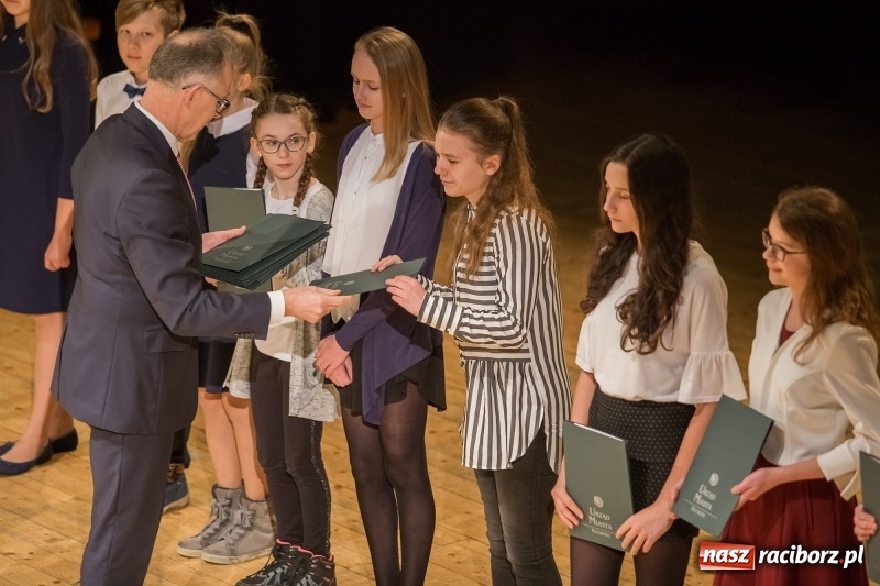 Zdjęcie w galerii na portalu naszraciborz.pl: Prezydent wręczył uczniom raciborskich szkół stypendia za wyniki w nauce  wiadomości z regionu