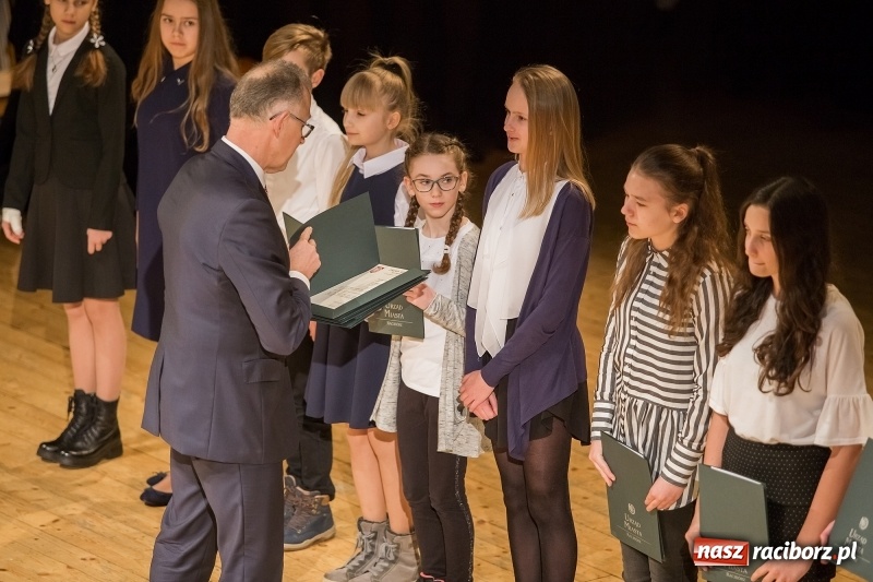 Zdjęcie w galerii na portalu naszraciborz.pl: Prezydent wręczył uczniom raciborskich szkół stypendia za wyniki w nauce  wiadomości z regionu