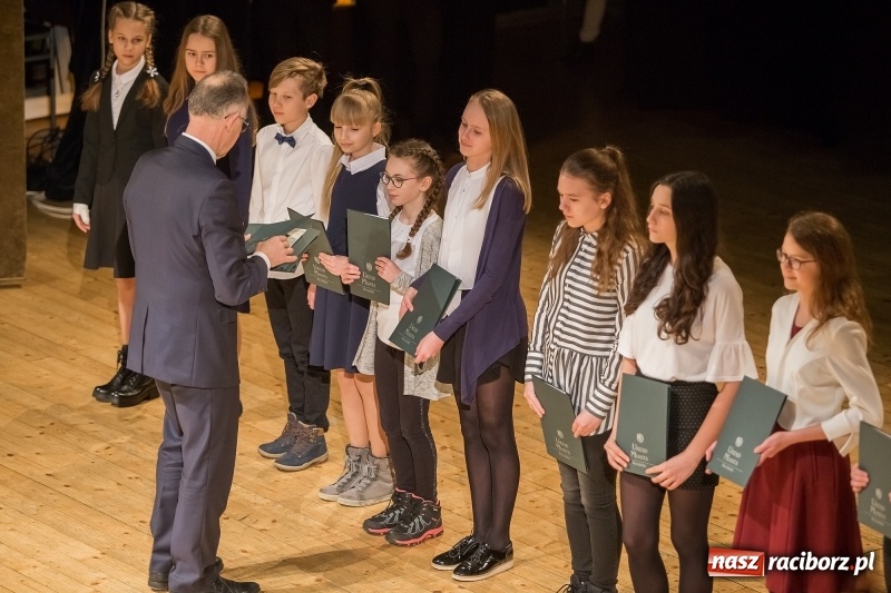 Zdjęcie w galerii na portalu naszraciborz.pl: Prezydent wręczył uczniom raciborskich szkół stypendia za wyniki w nauce  wiadomości z regionu