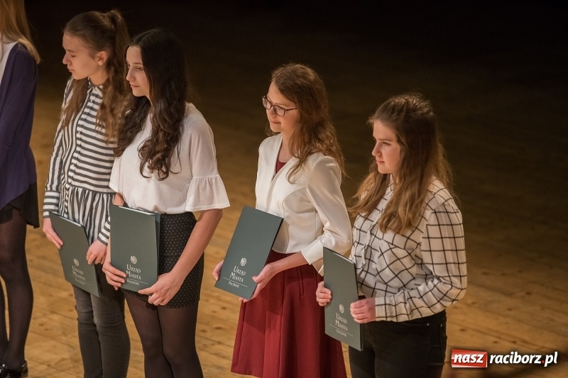 Zdjęcie w galerii na portalu naszraciborz.pl: Prezydent wręczył uczniom raciborskich szkół stypendia za wyniki w nauce  wiadomości z regionu