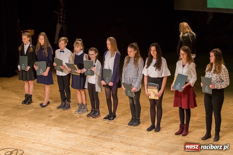 Zdjęcie w galerii na portalu naszraciborz.pl: Prezydent wręczył uczniom raciborskich szkół stypendia za wyniki w nauce  wiadomości z regionu