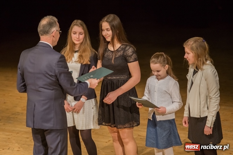 Zdjęcie w galerii na portalu naszraciborz.pl: Prezydent wręczył uczniom raciborskich szkół stypendia za wyniki w nauce  wiadomości z regionu