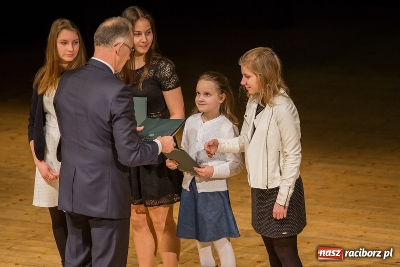 Zdjęcie w galerii na portalu naszraciborz.pl: Prezydent wręczył uczniom raciborskich szkół stypendia za wyniki w nauce  wiadomości z regionu