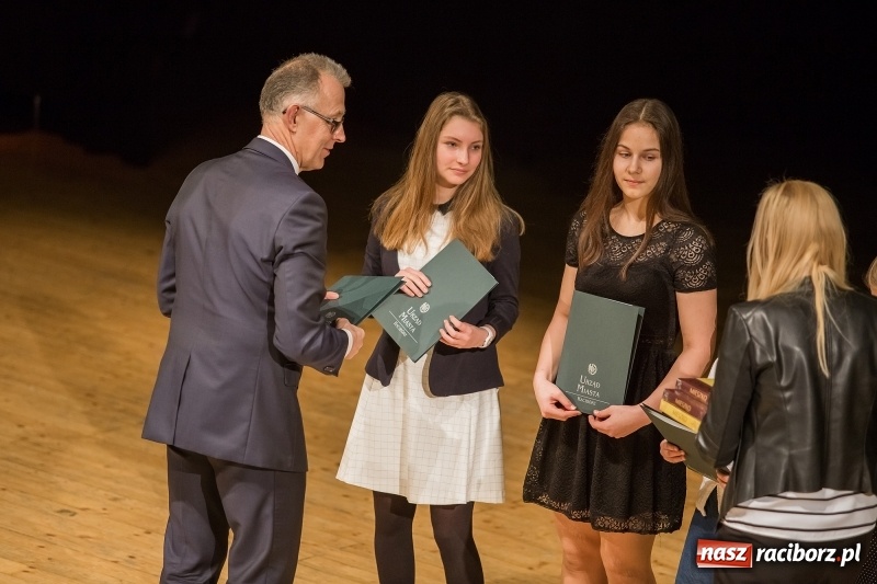 Zdjęcie w galerii na portalu naszraciborz.pl: Prezydent wręczył uczniom raciborskich szkół stypendia za wyniki w nauce  wiadomości z regionu