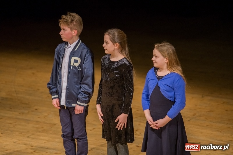 Zdjęcie w galerii na portalu naszraciborz.pl: Prezydent wręczył uczniom raciborskich szkół stypendia za wyniki w nauce  wiadomości z regionu