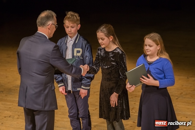 Zdjęcie w galerii na portalu naszraciborz.pl: Prezydent wręczył uczniom raciborskich szkół stypendia za wyniki w nauce  wiadomości z regionu