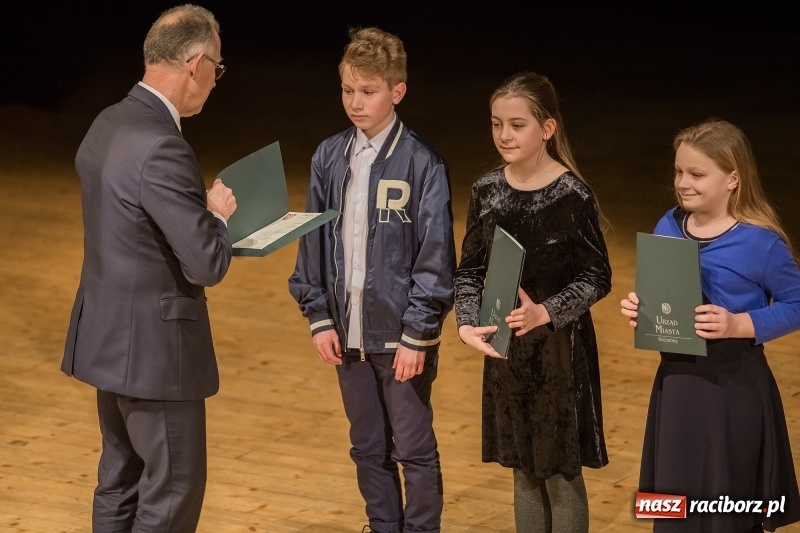 Zdjęcie w galerii na portalu naszraciborz.pl: Prezydent wręczył uczniom raciborskich szkół stypendia za wyniki w nauce  wiadomości z regionu