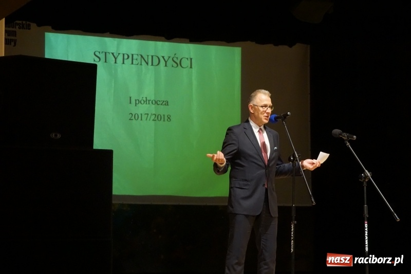 Zdjęcie w galerii na portalu naszraciborz.pl: Prezydent wręczył uczniom raciborskich szkół stypendia za wyniki w nauce  wiadomości z regionu