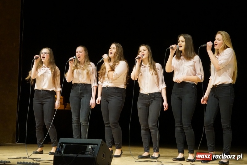 Zdjęcie w galerii na portalu naszraciborz.pl: Prezydent wręczył uczniom raciborskich szkół stypendia za wyniki w nauce  wiadomości z regionu